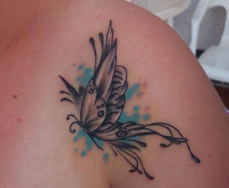 fjäril-tatuering-färgrik-blå-bakgrund