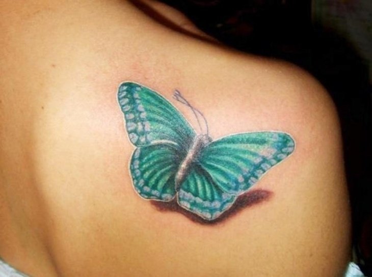 fjäril-tatuering-färgrikt-aqua-blå-grönt-axelblad