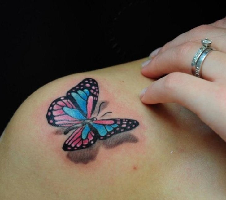 fjäril-tatuering-färgrik-3d-axel-rosa-blå