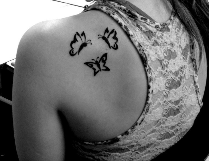 fjäril-tatuering-mening-tre-svart-axelblad