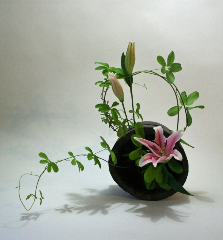 vacker-ikebana-vin-lilja-rosa-platt-vas-rund