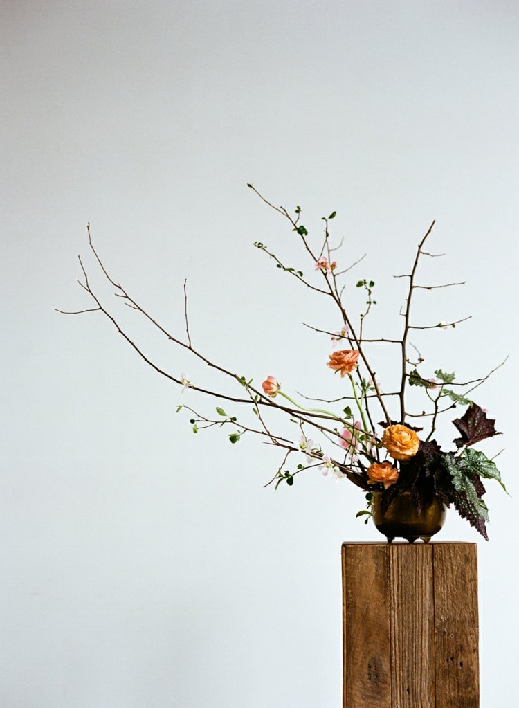 vacker-ikebana-torkad-ros-grenar-blad-idé