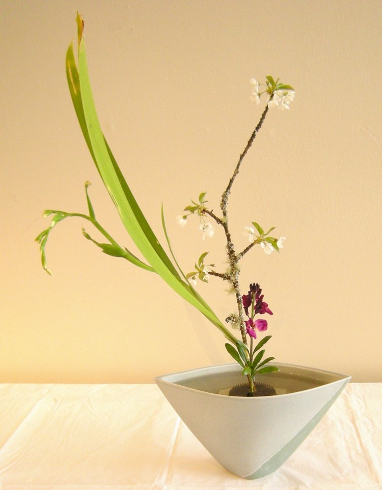 vacker-ikebana-kvist-blommor-vit-skål-modern-japansk-vit