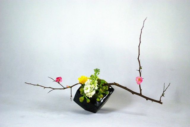 Art Ikebana -vy ovanför trädgrenar blommor