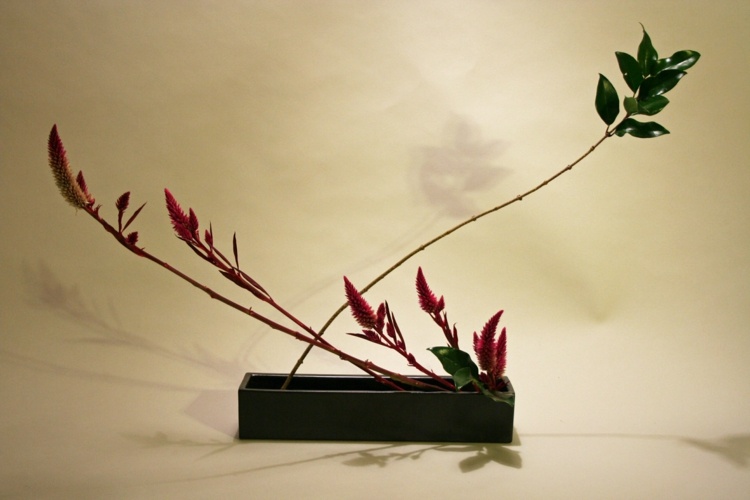 vackra Ikebana lila-kvistar-graeser-bonsai-skål