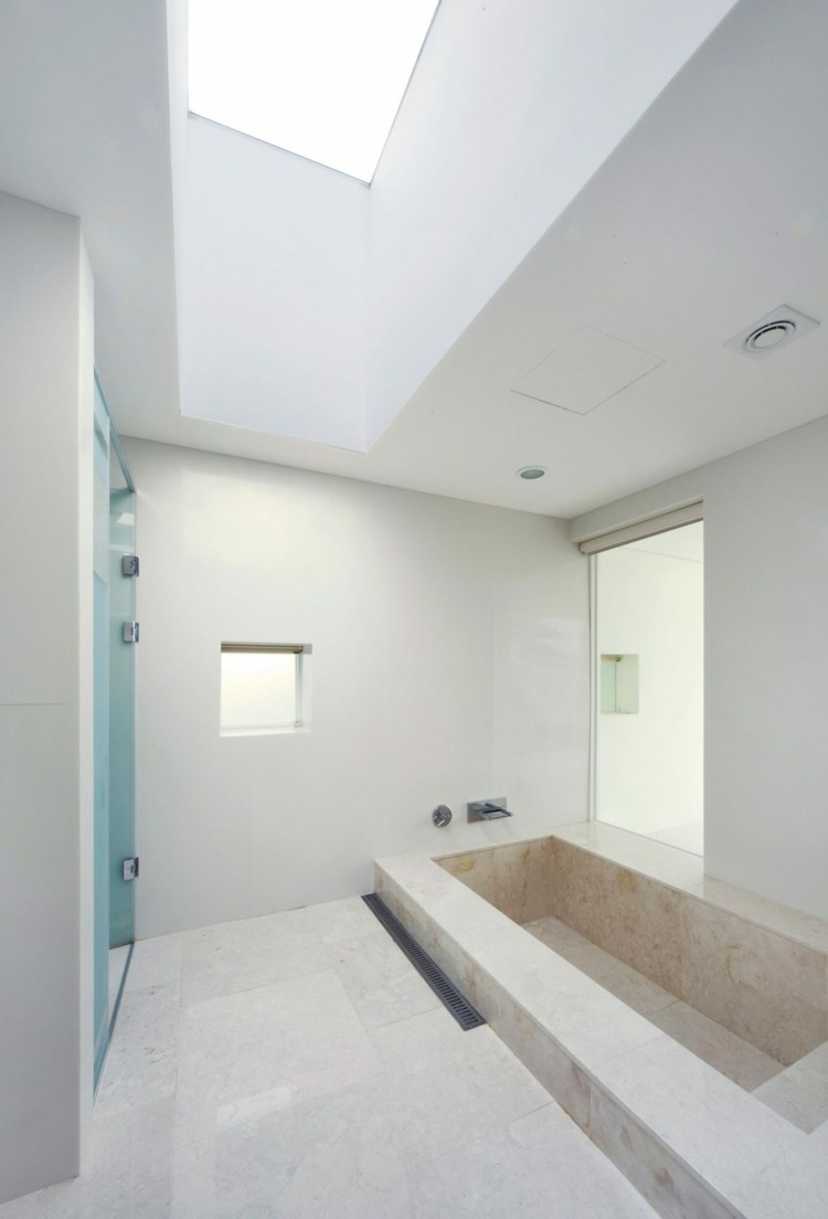 Balkong-räcke-glas-badrum-stort-ljust-takfönster-glas-dörr-badkar-marmor