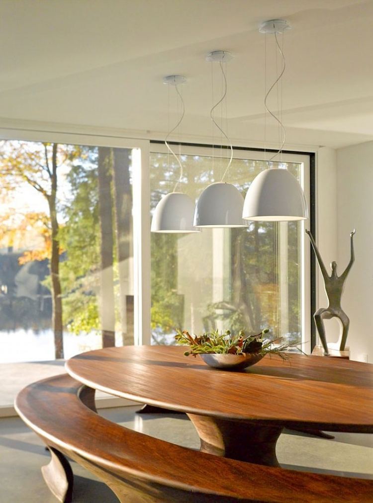matbord-massivt trä-modern-design-rund-oval-bänk-taklampor