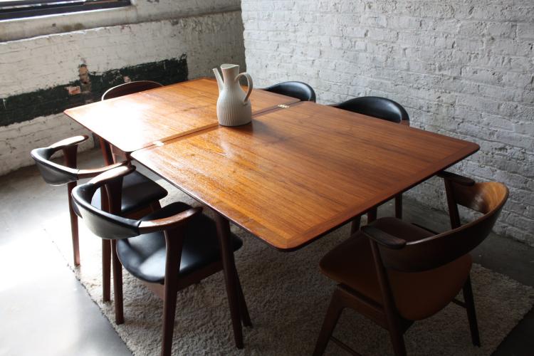 matbord-massivt trä-modern-design-50-tals-stolar-läder-svart-klädsel