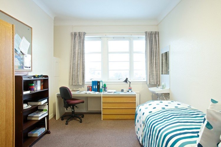 Inredning studentrummet sovsal-handfat-enkelsäng-begagnade-möbler