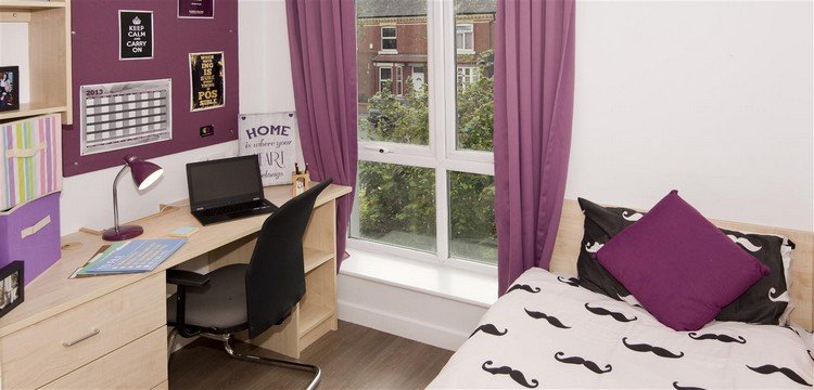 studentrum-möblering-kvinnor-lila-gardiner-anslagstavla-fönster-skrivbord-lagringsutrymme