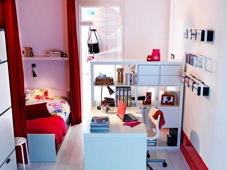 studentrum-möblering-röd-vit-skrivbord-mitten-säng-gardiner-otillräckligt-ljus