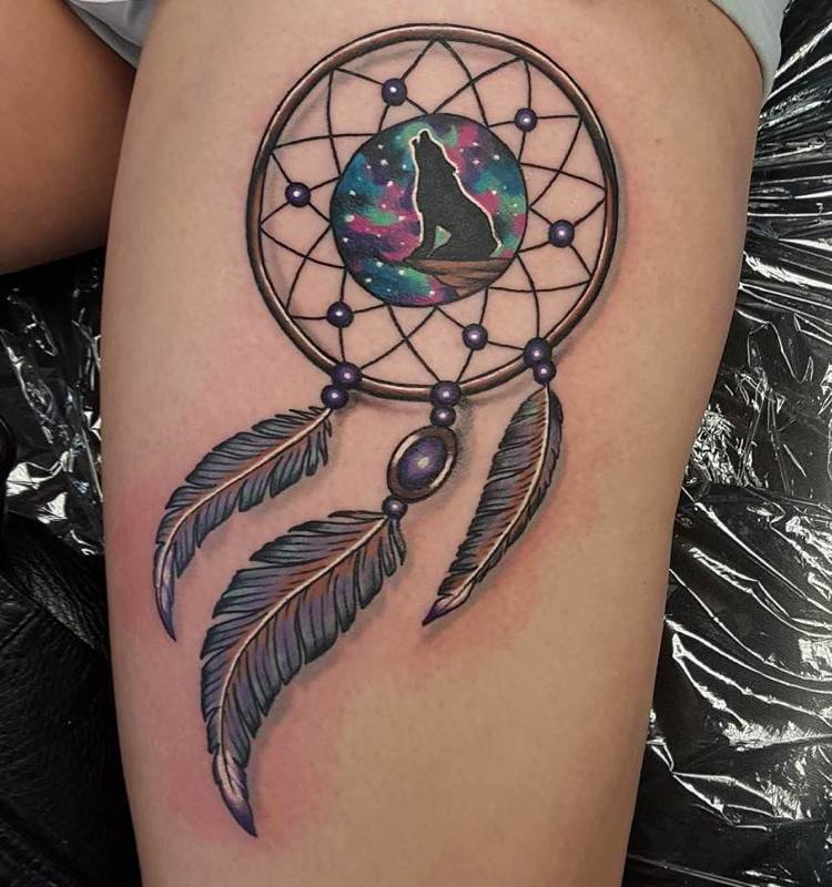 Drömfångare tatuering lårvarg färgrik lila