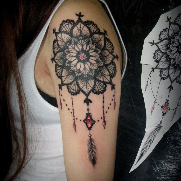 Drömfångare tatuering mandala blomma överarm röda detaljer