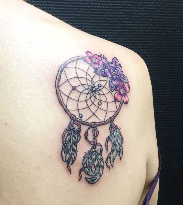 Drömfångare tatuering färgglada med blommor axelblad kvinna tillbaka