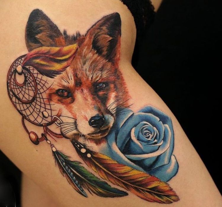 Drömfångare tatuering färgrik räv höft lår blå ros