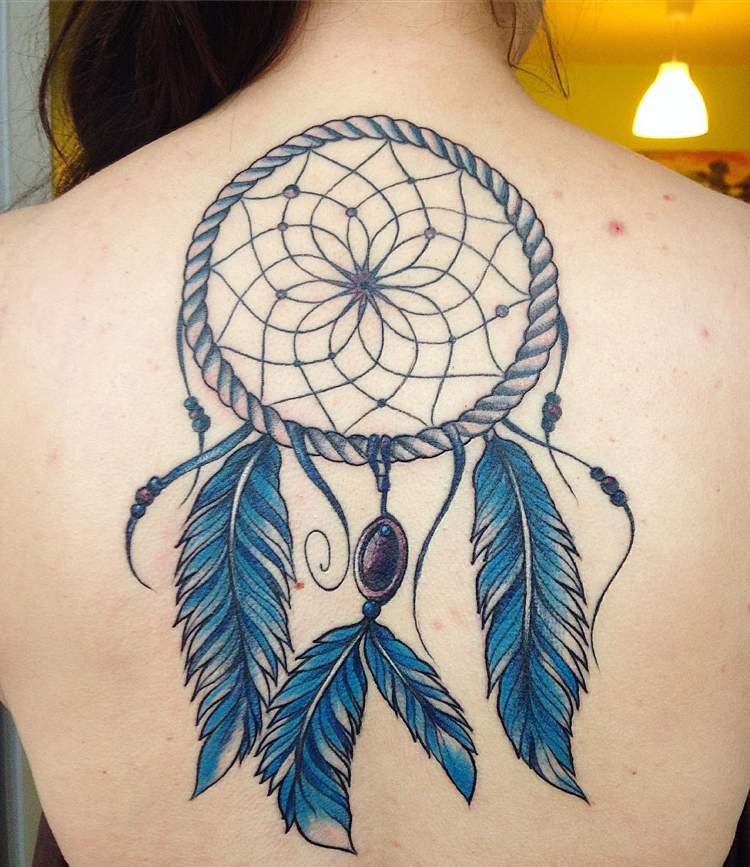 Drömfångare tatuering på baksidan stora blå fjädrar kvinna