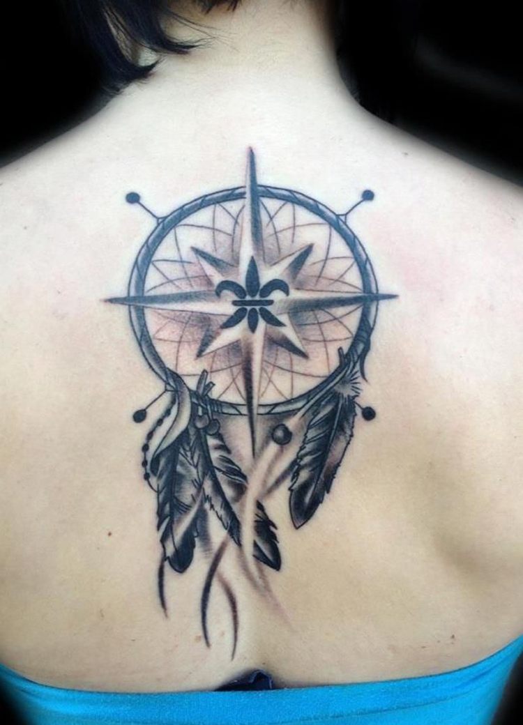 Drömfångare tatuering på baksidan fleur de lis kompass