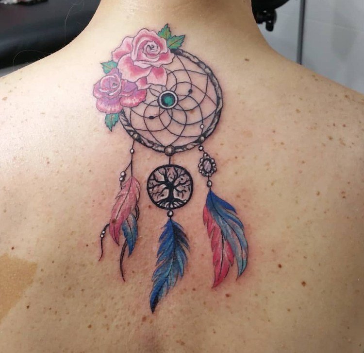 Drömfångare tatuering på baksidan färgglada rosor livets ädelsten