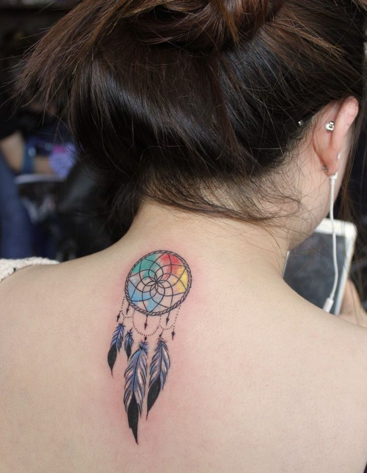 Drömfångare tatuering liten färgstark rygg kvinna filigran