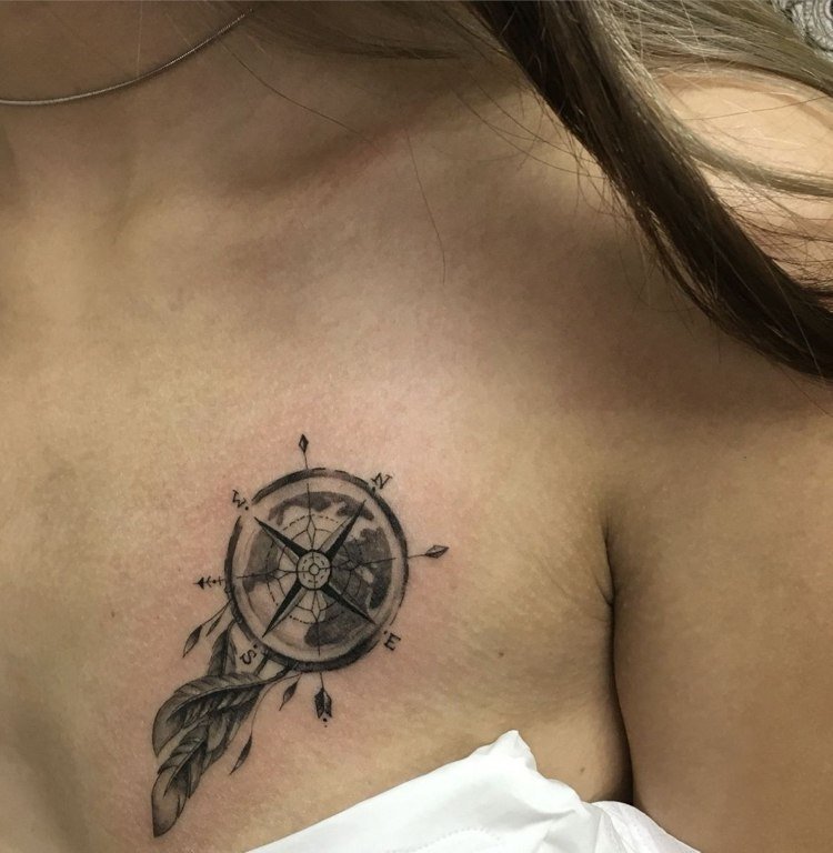 Drömfångare tatueringskompass två fjädrar bröstet