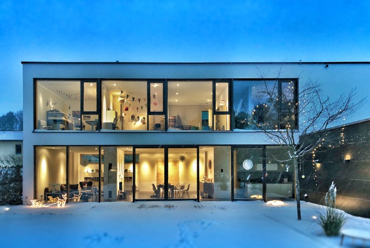 Smart hem modernt hus stora fönster fjärrkontroll hushåll och multimediaenheter