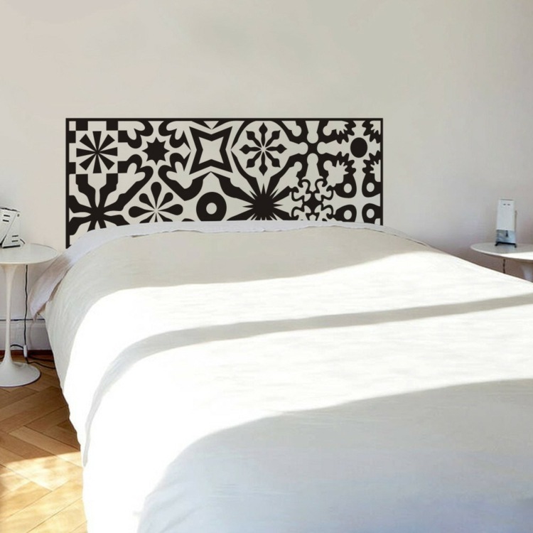 väggdekal i sovrummet svart-ornament-orientalisk-sänggavel-imitation