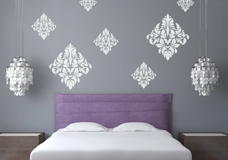 Väggdekal i sovrummet mönster-idé-modern-vintage-grå-vägg-måla-lila-säng