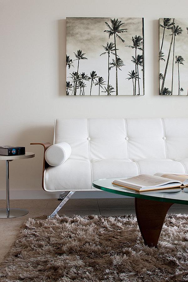 Vardagsrum med konst väggdekoration shaggy matta palmer svart vitt
