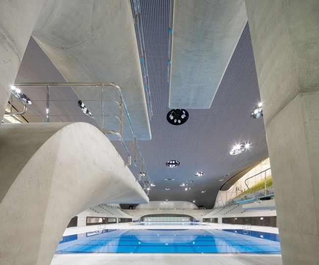 zaha hadids pool london lyser upp dykningstornet nedanför