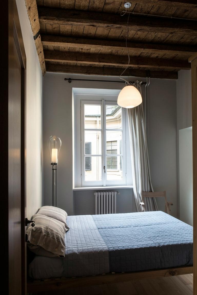 tak rustik balk överkast fönster sovrum lampa