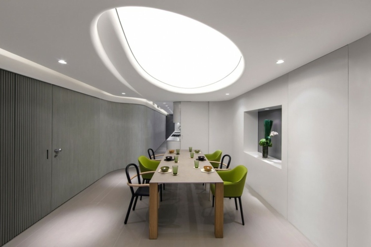 takdesign med belysning matplats möblering bord stolar skåp