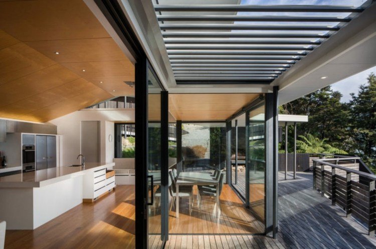 Takdesign plywoodpaneler-matplats-burspråk-stora-fönster-moderna möbler