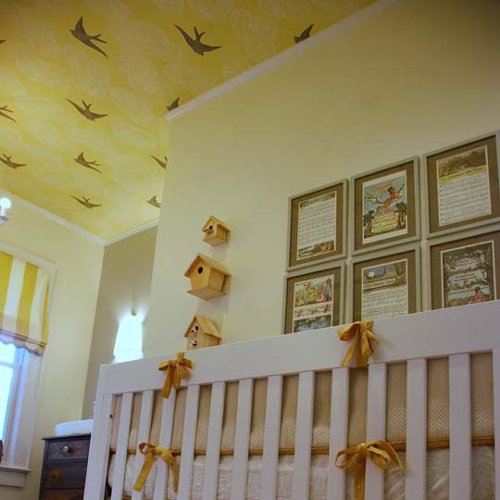 gul-tak-dekoration-i-barnrummet