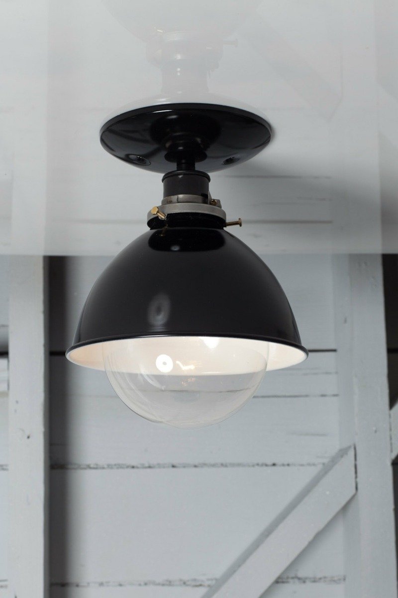 taklampa kök industriell stil svart metall lampskärm glasboll