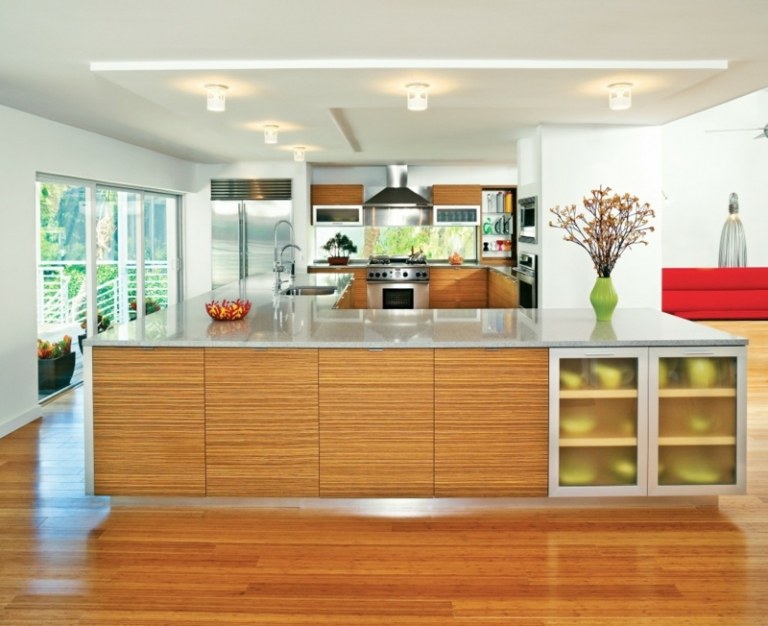 takljus kök minimalistisk varm inredning vas grön dekoration