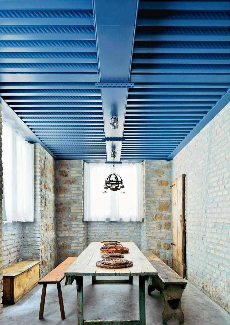 takpaneler-målning-tips-färg-paneler-rustik-blå-industri-bänkar-bords-trä