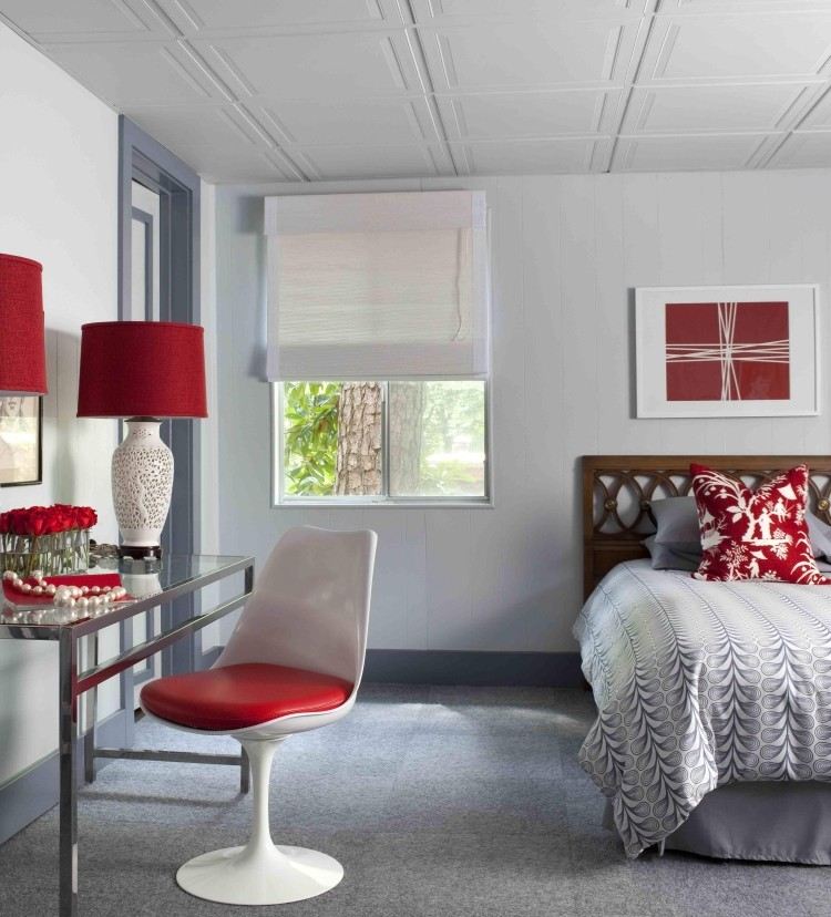 Lägga takpaneler -säng-vit-grå-röd-säng-tulpan-stol