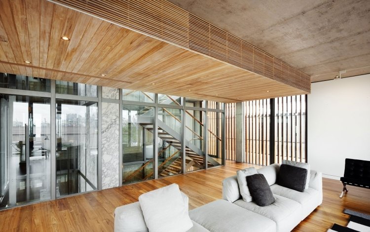 Att lägga takpaneler -ved-vardagsrum-modern-soffa-ljusgrått-parkettgolv-betongtak
