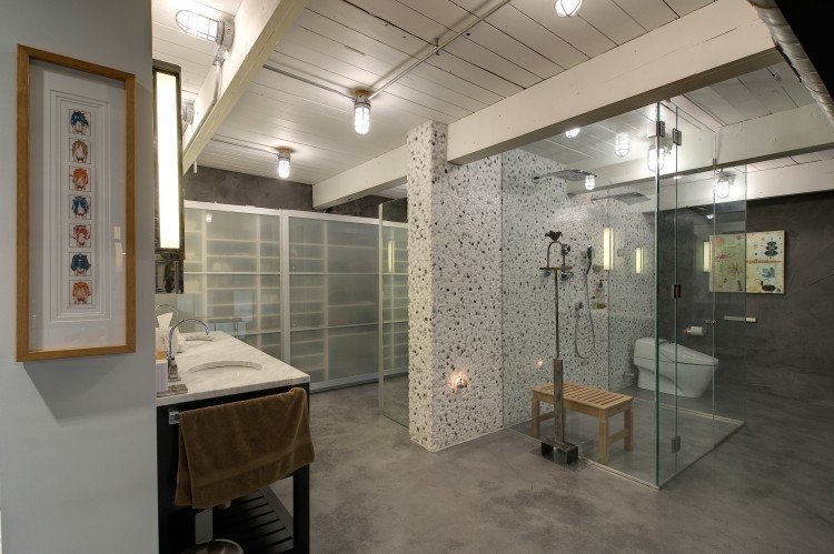 Att lägga takpaneler-trä-vitt-badrum-modern-industriell-stil duschkabin
