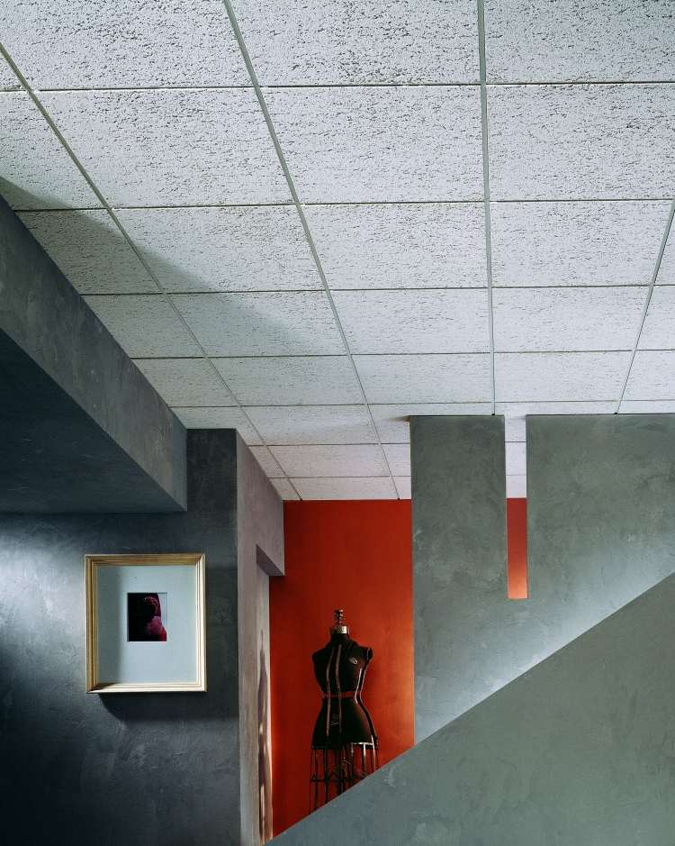 Takpaneler-läggning-grå-ljusgrå-röd-vägg-färg-gips-betong