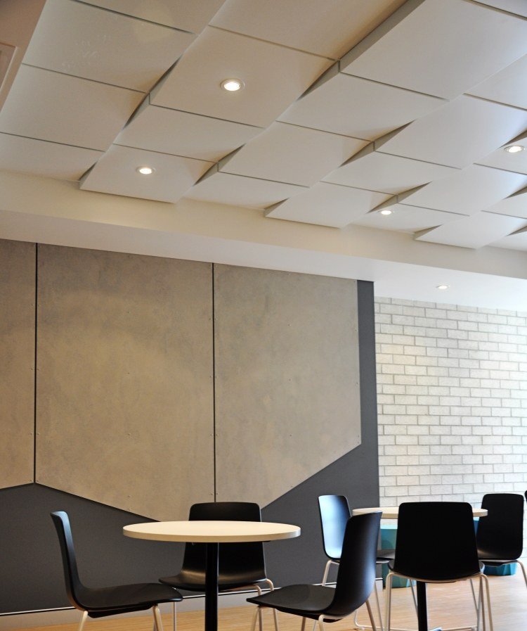 takpaneler-läggning-ultramoderna-rektangulära-grå-kontorsstolar-bord
