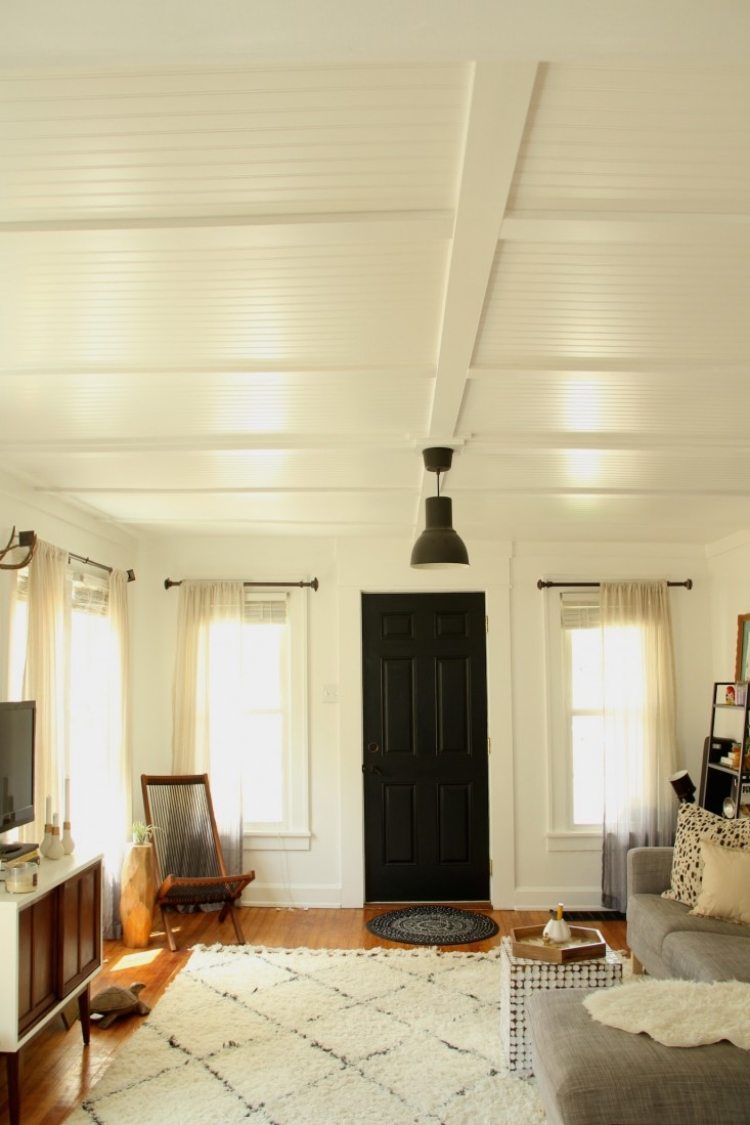takpaneler-läggning-trä-vitt-hus-dörr-svart-modern-rustik