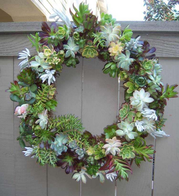 kransdekoration från saftiga blommor vit vår