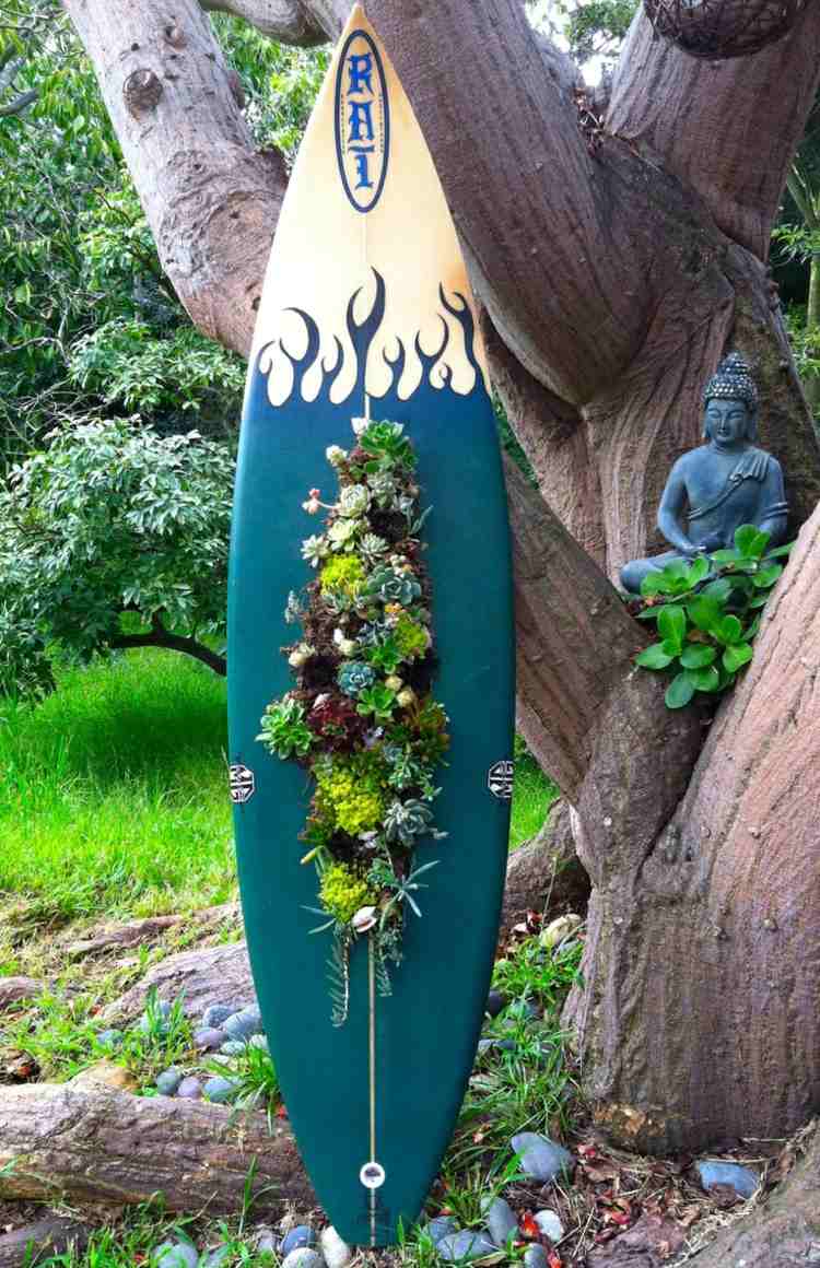 surfbräddekoration gjord av succulenter vertikal trädgårdsidé buddha