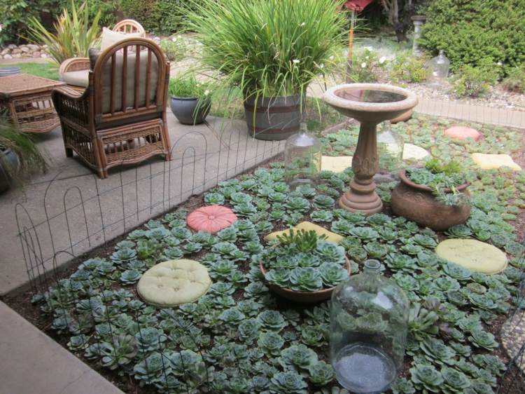 saftig trädgårdsdesign fågelbad blomkruka sittgrupp terrass