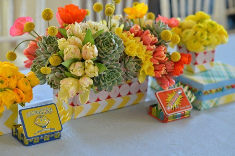 vårfärger bordsdekoration idé blomsterlåda färgglada succulenter
