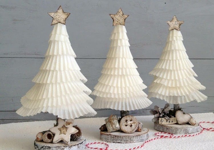 Vackra julgranar i vitt på träskivor