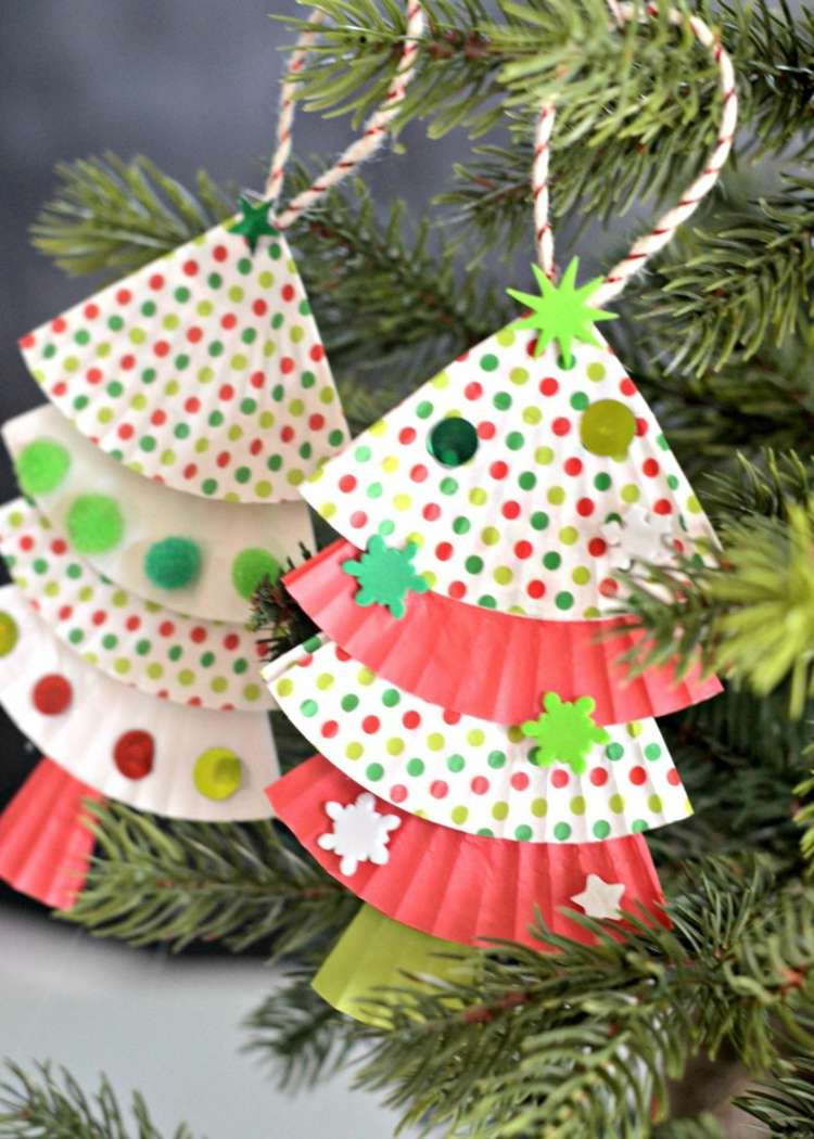 Gör julgranar med muffinsfodral till jul som hänge