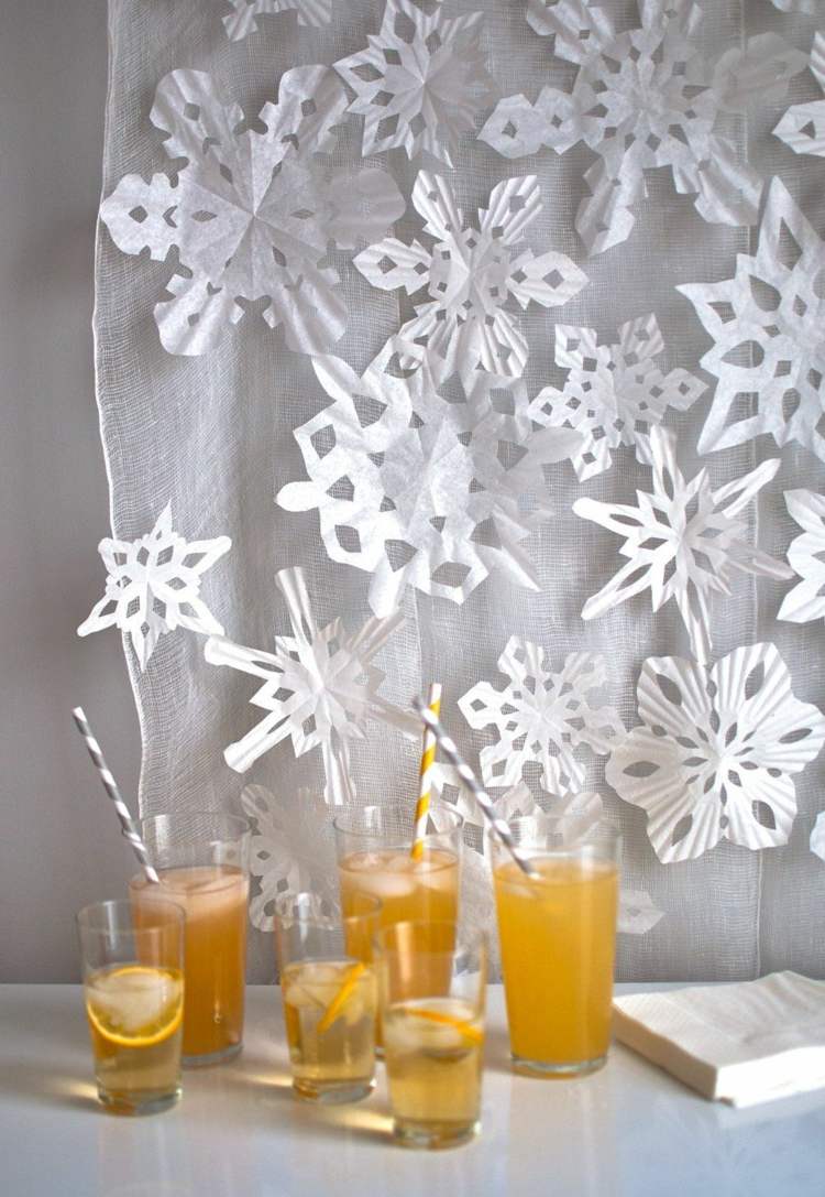 Gör snöflingor med muffinsfodral till jul för en vacker gardin