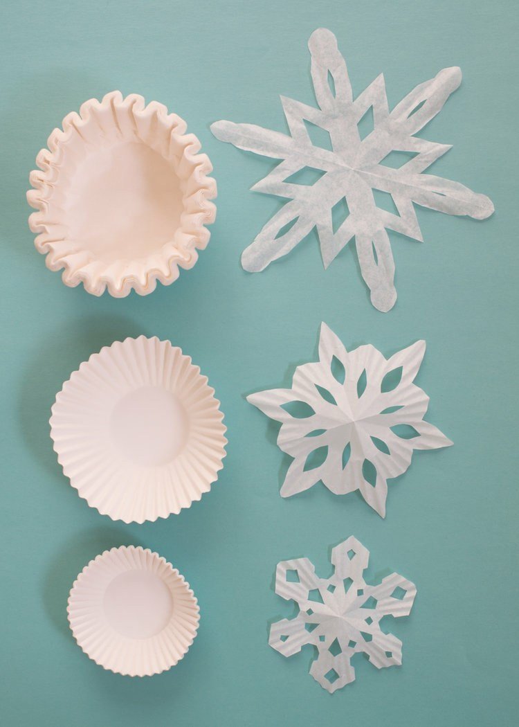 Pappershantverk för julen - snöflingor gjorda av pappersfodral och kaffefilter